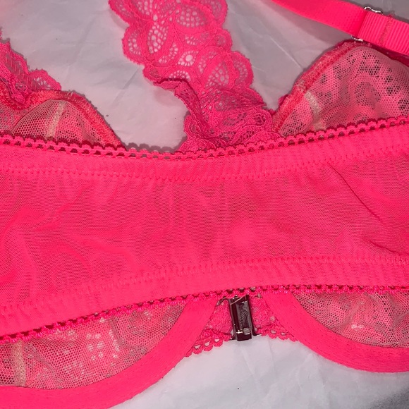 EUC Victoria’s Secret neon pink lace front closure T back bra 32DD worn once - Picture 5 of 7